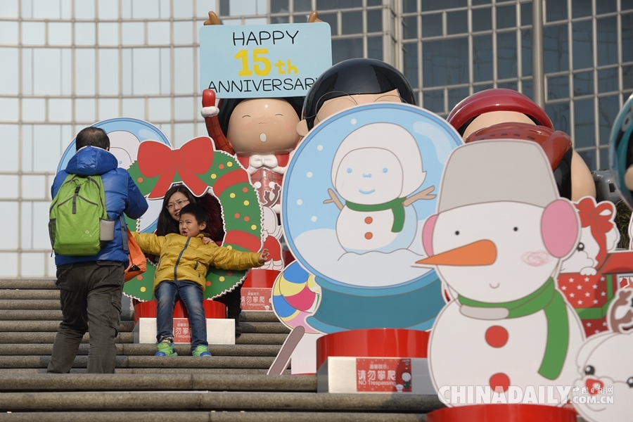 北京：卡通玩偶“扎堆”王府井 圣诞气氛渐浓