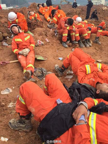 深圳滑坡事故现场挖出第一具遇难者遗体