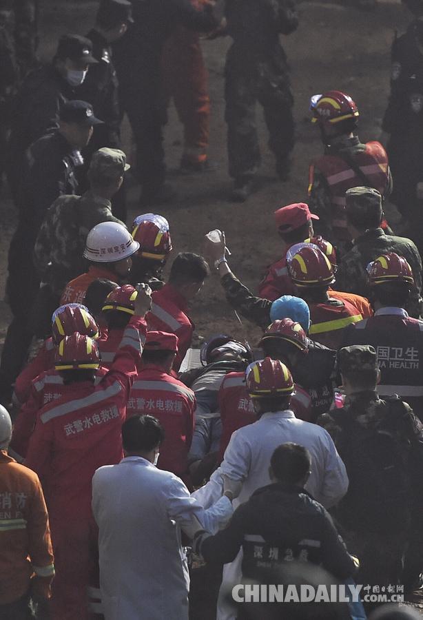 深圳滑坡现场救出1名被困人员