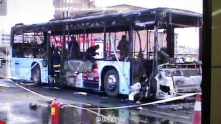 宁夏一公交车行驶中突然起火 14人遇难32人受伤