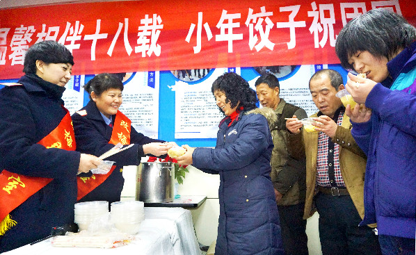 太原火车站传承十八年为旅客佳节送饺子