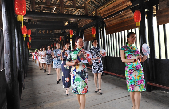 怀化侗寨旗袍走秀展示传统服饰魅力