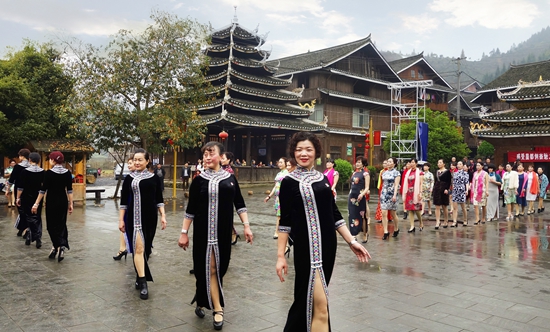 怀化侗寨旗袍走秀展示传统服饰魅力
