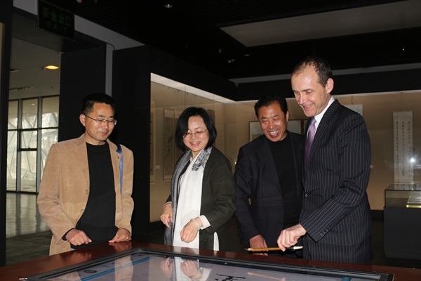 安徽画家应邀陪同美国驻上海总领事史墨客参观徐州市美术馆