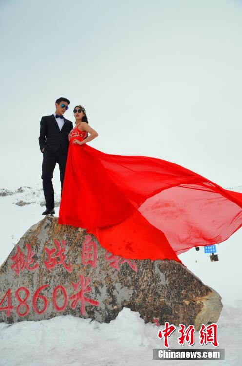 6对情侣达古冰山拍摄高海拔婚纱照