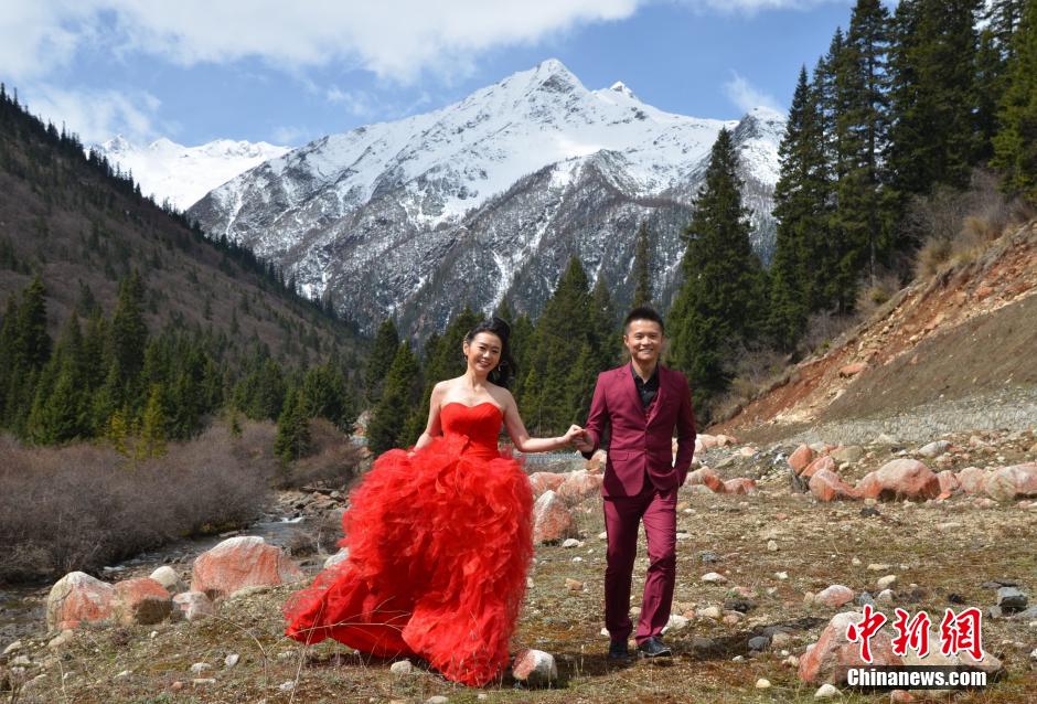 6对情侣达古冰山拍摄高海拔婚纱照