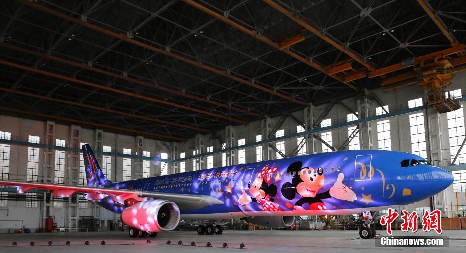 上海迪士尼度假区主题彩绘飞机亮相