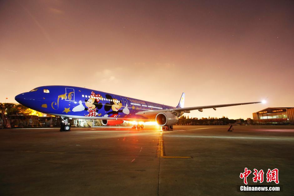 上海迪士尼度假区主题彩绘飞机亮相