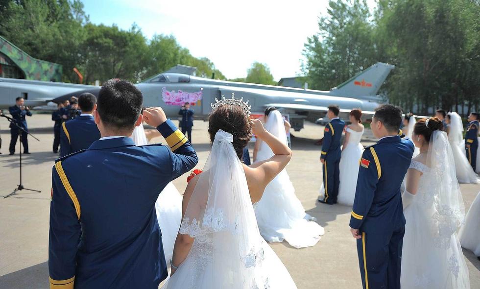 13位空军迎新娘 战机列队当“伴郎”