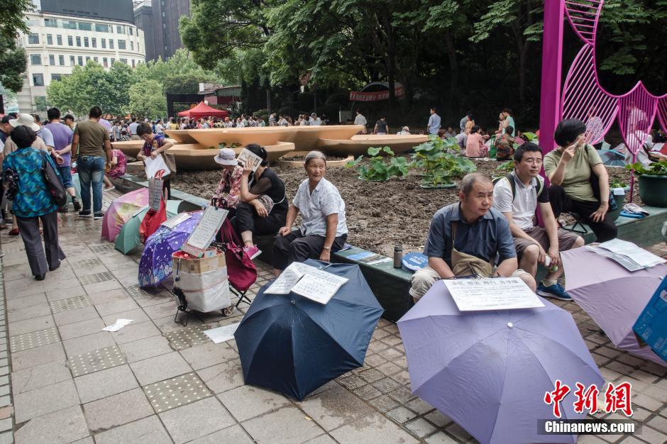 上海一公园现“相亲角” 父母替子女打伞招亲