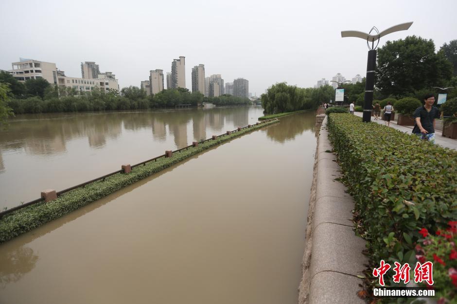 南京秦淮河水位上涨 防汛“压力山大”