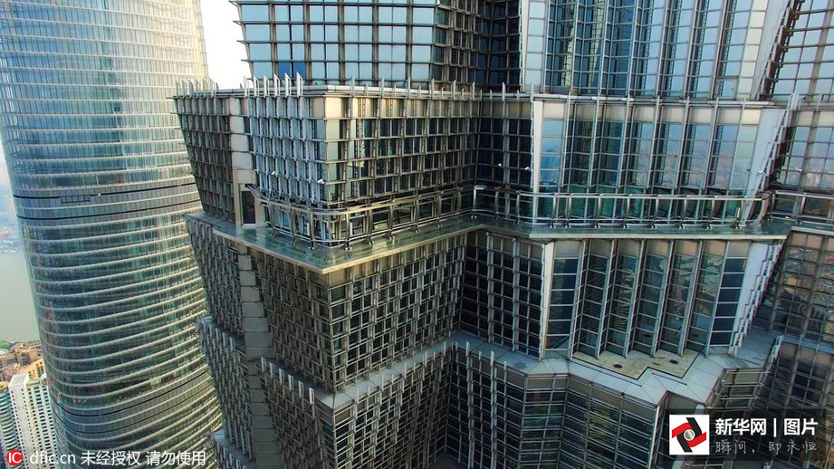 航拍上海金茂大厦88层“云中步道”：可空中漫步