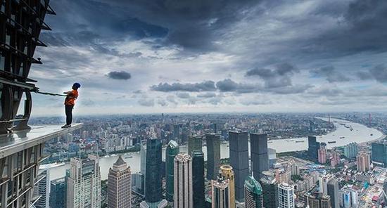 航拍上海金茂大厦88层“云中步道”：可空中漫步