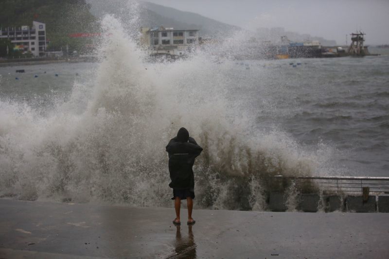 台风“妮妲”登陆深圳 全市进入暴雨防御状态