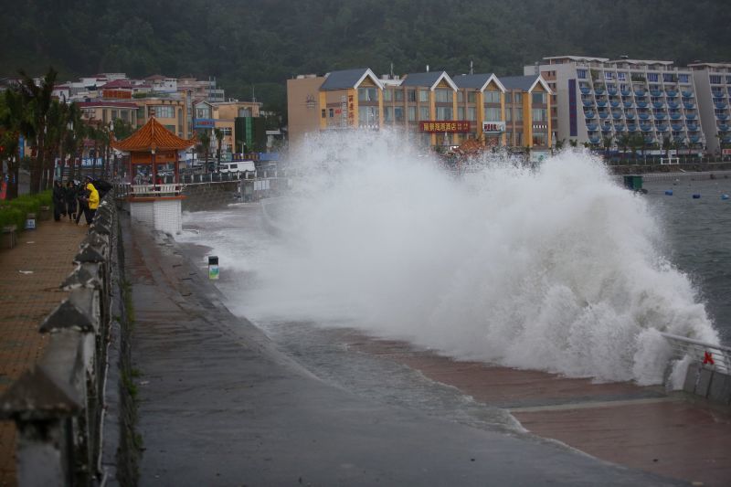 台风“妮妲”登陆深圳 全市进入暴雨防御状态