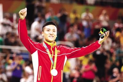 河南骄傲！郑州小伙奥运摘银 成就中国蹦床第一人