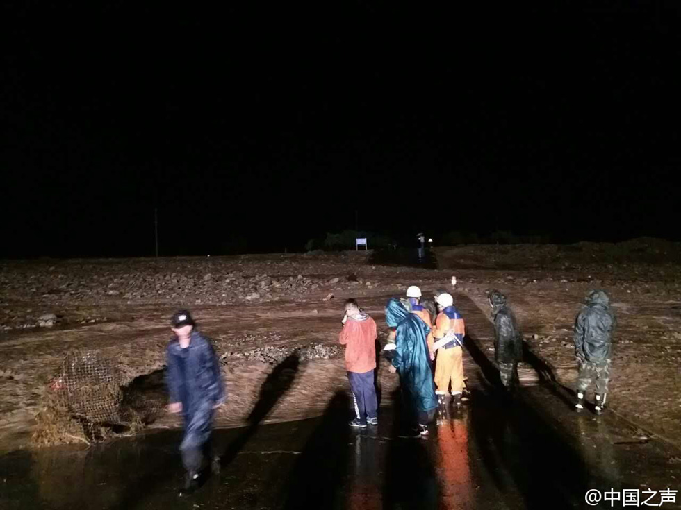 宁夏贺兰山暴雨引发山洪 数千受灾群众紧急转移