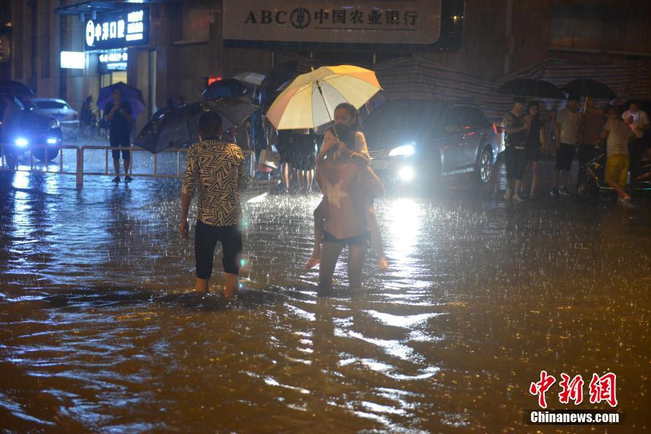 福州遭大雨袭击 公交车抛锚乘客受困