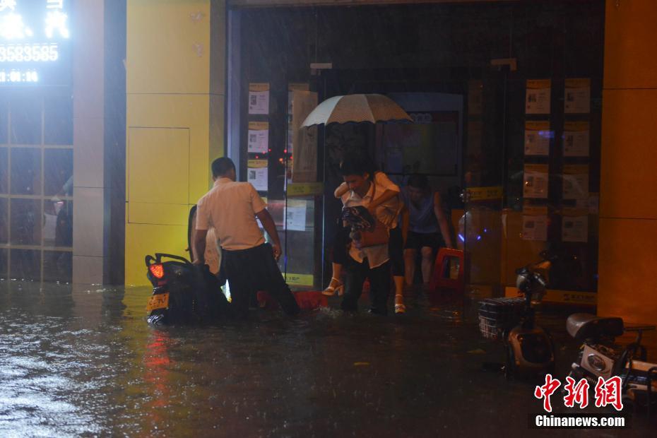 福州遭大雨袭击 公交车抛锚乘客受困