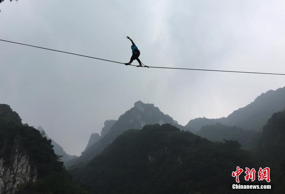 重庆举行世界高空扁带邀请赛 参赛选手展示 “空中起舞”