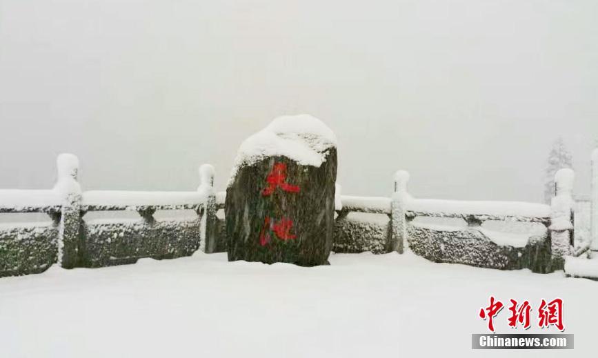 新疆天池飘落第一场雪 景色犹如水墨画