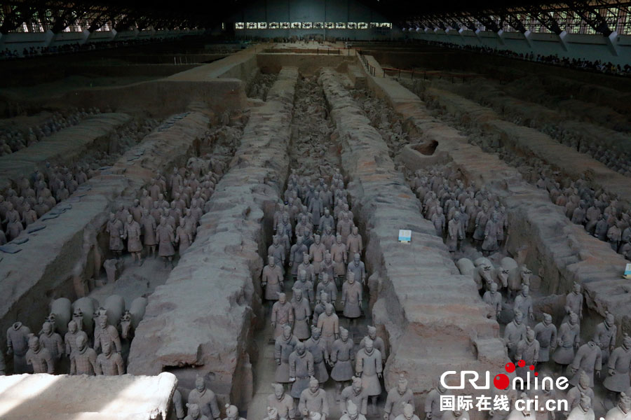 外国记者参观兵马俑 感叹中国历史文化的辉煌