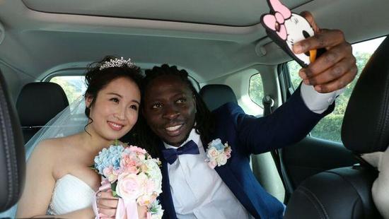 相恋6年！中国姑娘与非洲小伙结婚