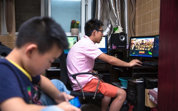 中年男游戏代练养全家：同操19台电脑 网费数万