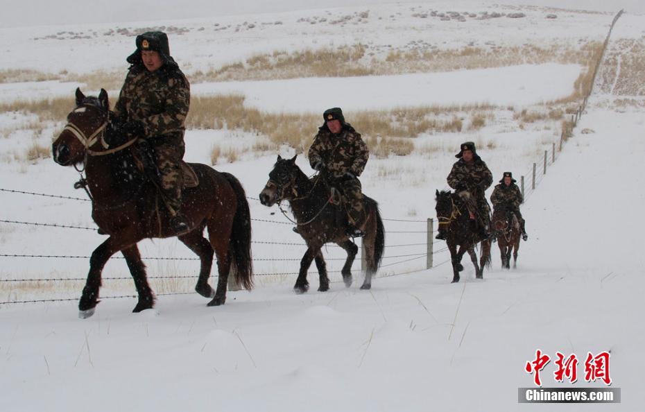 新疆北部连降大雪 边防官兵踏雪巡边保平安