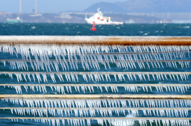 10级风力把海水吹上岸 冻出大量冰凌