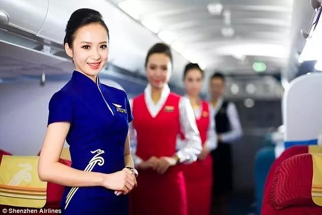 中国姑娘夺年度“世界最美空姐”冠军：为练微笑咬筷子几小时