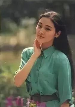 曾与金星是同学，出道多年的她无绯闻今渐隐退