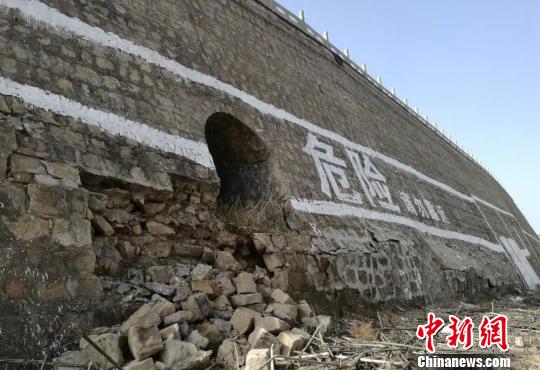 陕西花4000多万修河堤现裂缝 8人被立案
