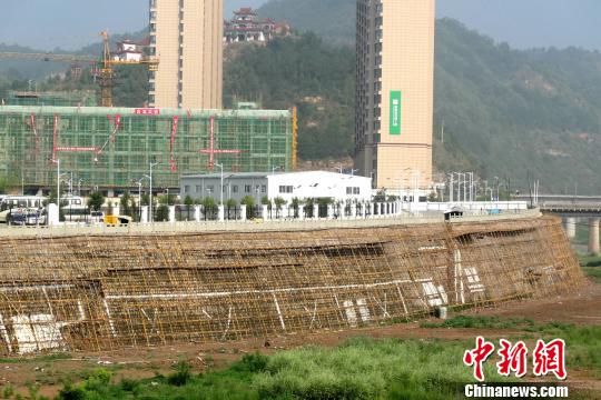陕西花4000多万修河堤现裂缝 8人被立案