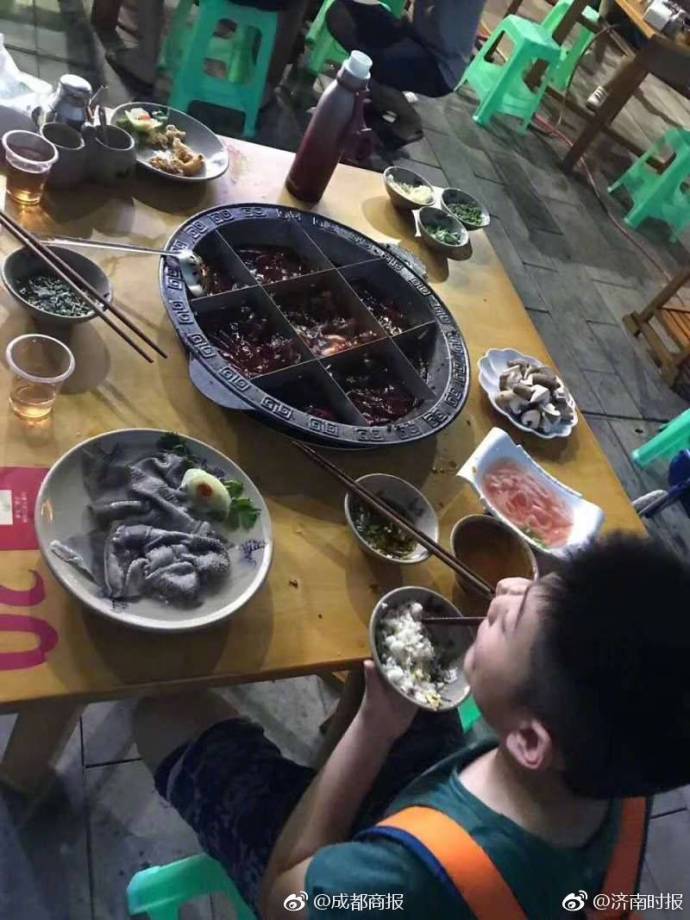 8岁男孩独自吃火锅 4个位置轮流坐