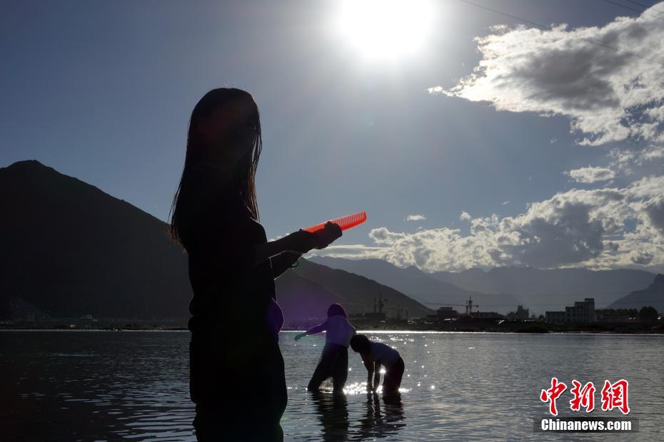 拉萨迎来传统“沐浴节” 藏族民众河边戏水