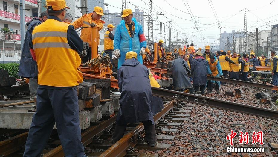 郑州火车站实施“大手术”千余趟列车将受影响