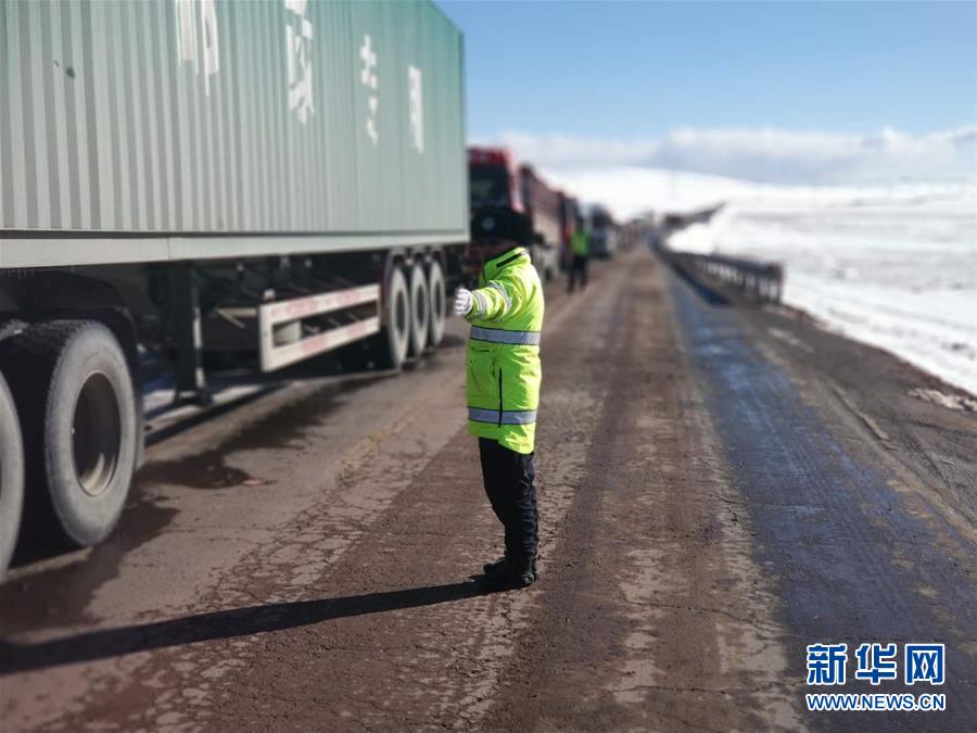 冰雪致109国道唐古拉山段近千辆车拥堵 当地正全力救援