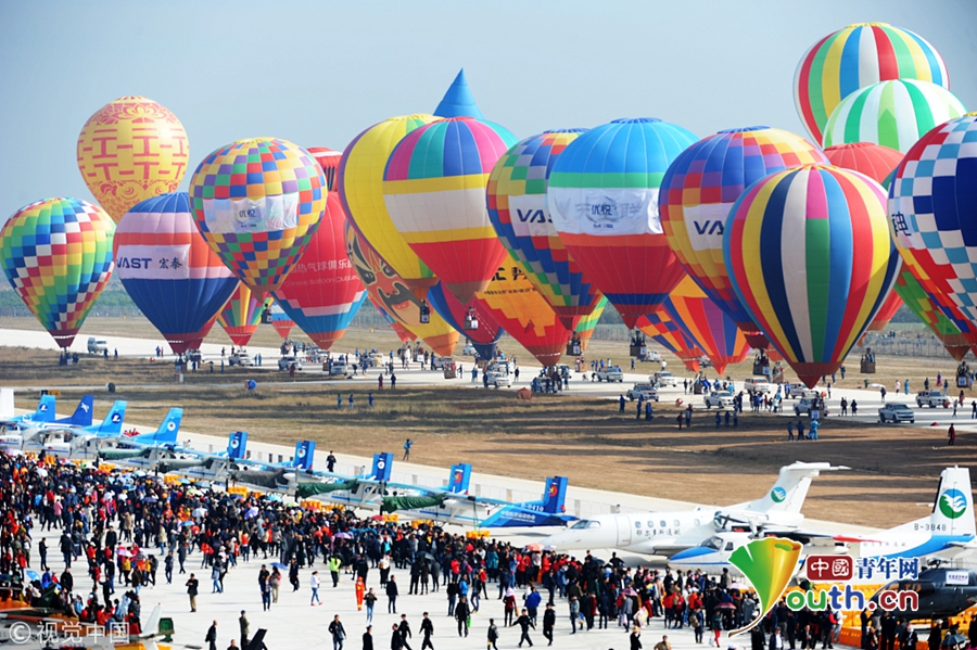 武汉世界飞行者大会 百对新人热气球婚礼创基尼斯纪录