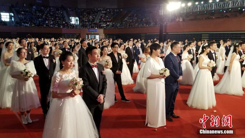 浙江大学举行集体婚礼 120对校友新人参加