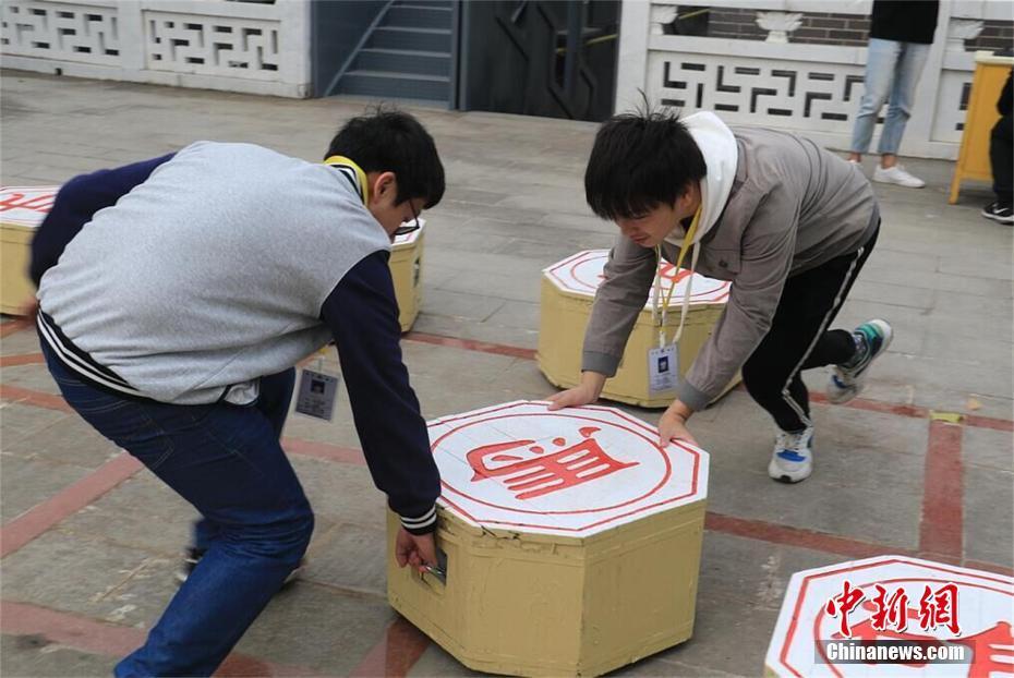 武汉一高校举办象棋比赛 每个棋子重约140斤