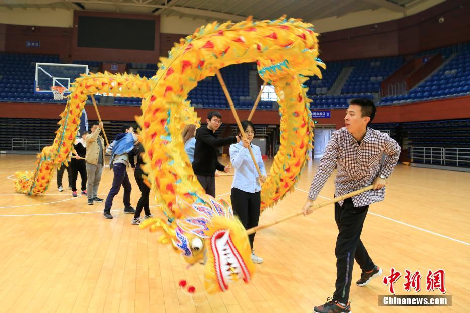 浙江大学开设舞龙舞狮课 上百位学生报名选修
