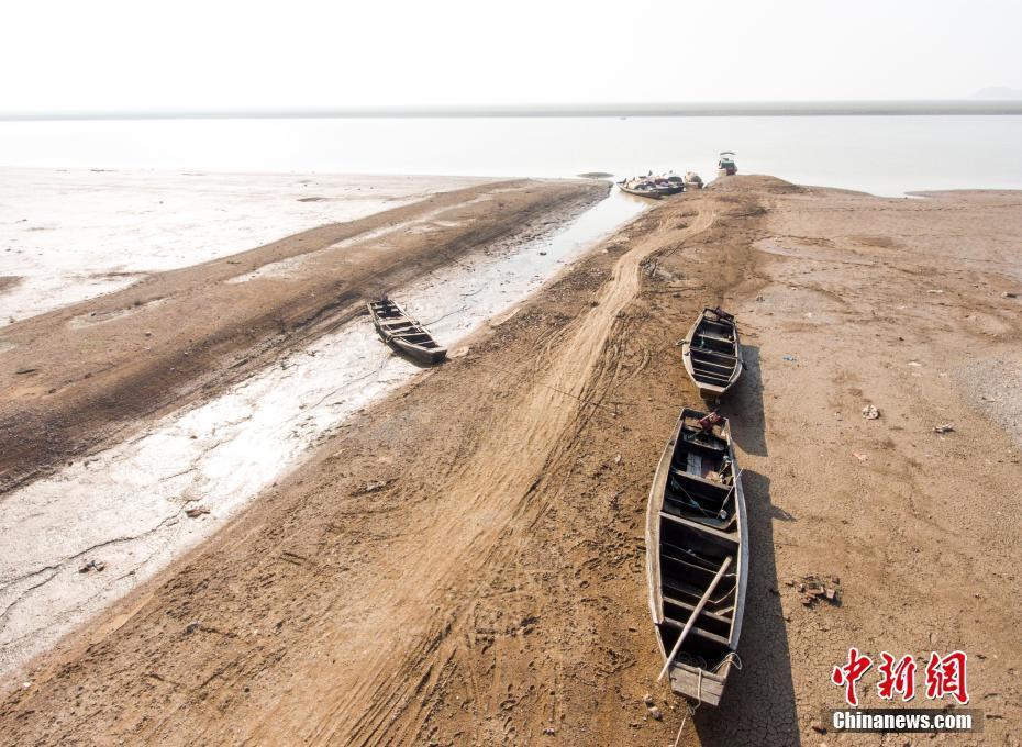 鄱阳湖进入枯水期 现大面积河床裸露