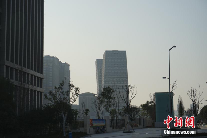 重庆再添奇特建筑 百米大楼斜而不倒