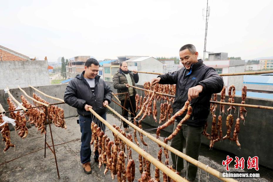 广西民众保持传统习惯 熏腊肉迎新年
