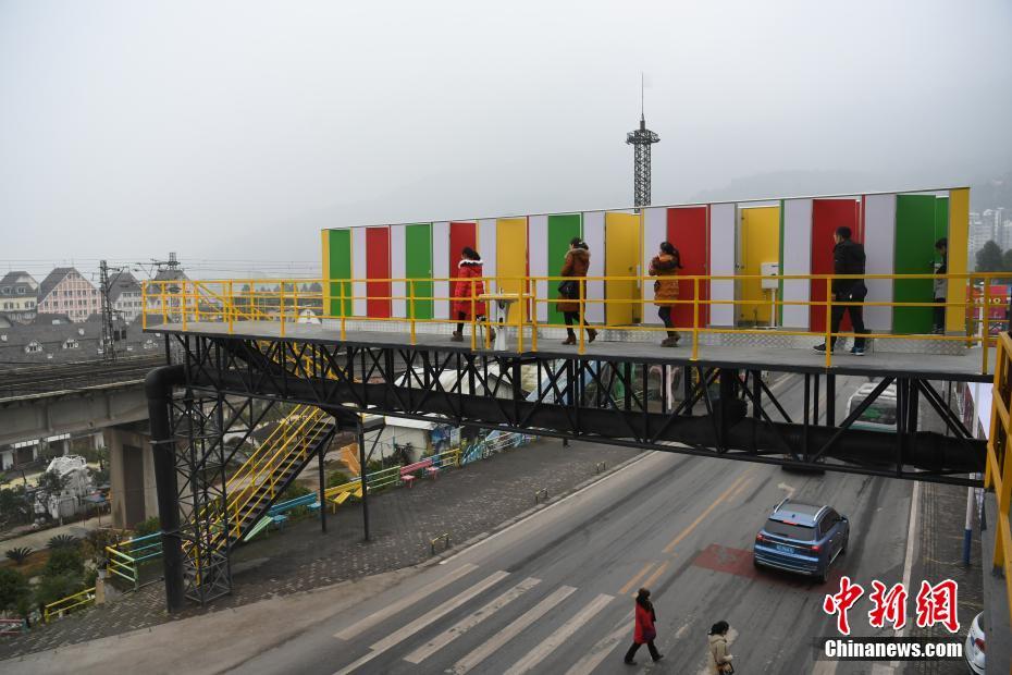 重庆天桥上建无性别公厕 网友称是“空中厕所”