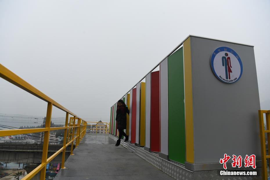 重庆天桥上建无性别公厕 网友称是“空中厕所”