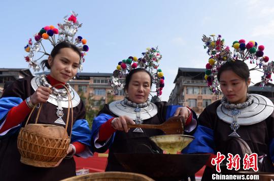 广西侗乡200余名妇女赛打油茶庆“三八”