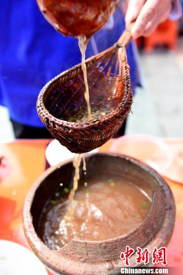 广西侗乡200余名妇女赛打油茶庆“三八”