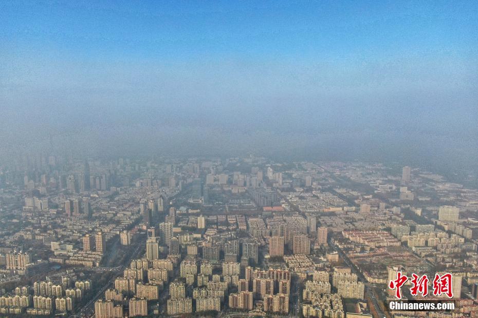 航拍南京市区 雾霾与蓝天分界明显